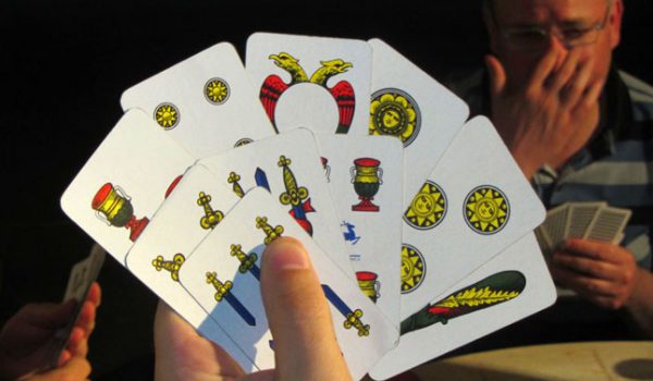 Riaperture e priorità: sì alla Scopa e al Tresette al bar