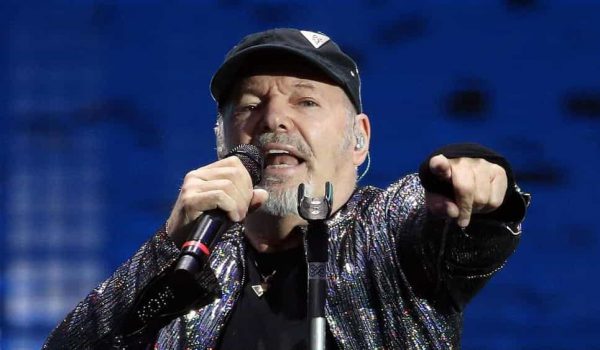 Vasco Rossi rinvia i concerti al 2022 : “La mia musica però non si ferma”