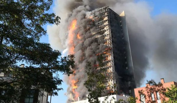 Milano, palazzo in fuoco: Mahmood tra i residenti