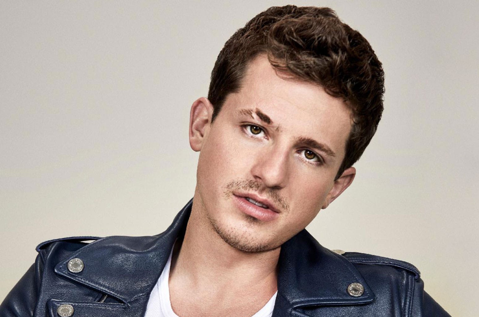 “Light Switch” è il nuovo singolo di Charlie Puth Radio Time