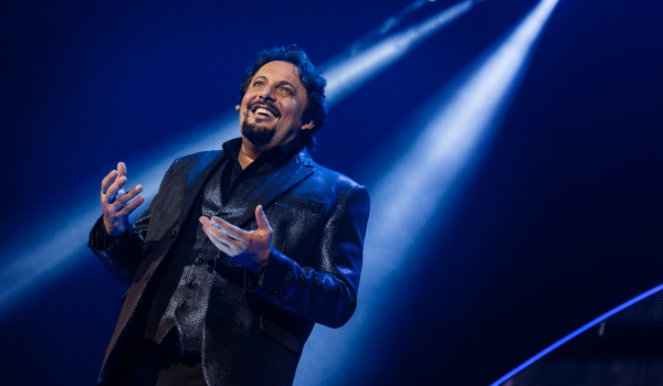 Enrico Brignano torna in Sicilia: il 7 settembre alla Valle dei Templi di Agrigento