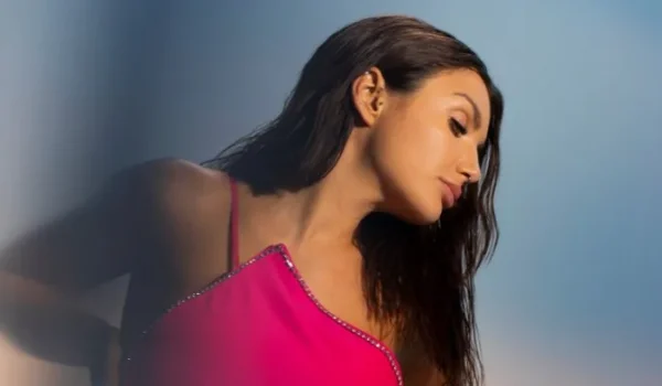 ELETTRA LAMBORGHINI torna con il singolo MANI IN ALTO