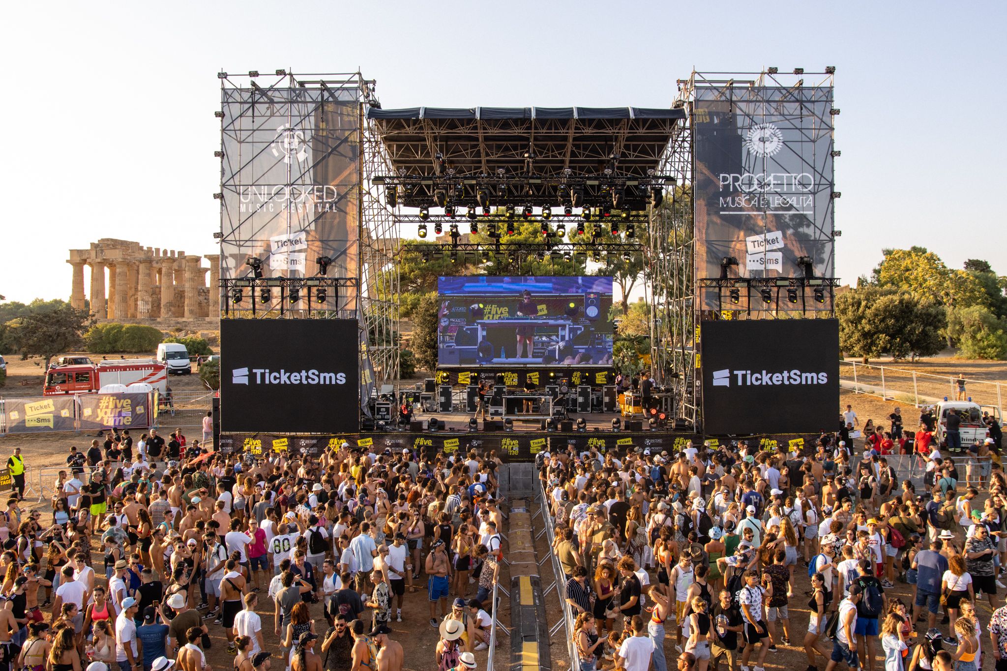 PEGGY GOU al Parco Archeologico di Selinunte per il festival Musica &  Legalità - Radio Time