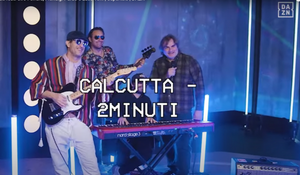 VIDEO – Calcutta canta la sua “2minuti” con una band speciale composta dagli sportivi Ciro Ferrara, Pierluigi Pardo e Luca Toni