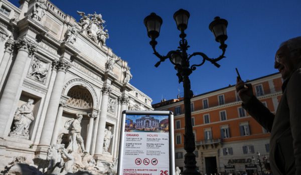 Fontana di Trevi a numero chiuso: al via il ticket da 2 euro