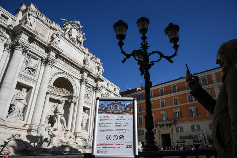 Fontana di Trevi a numero chiuso: al via il ticket da 2 euro