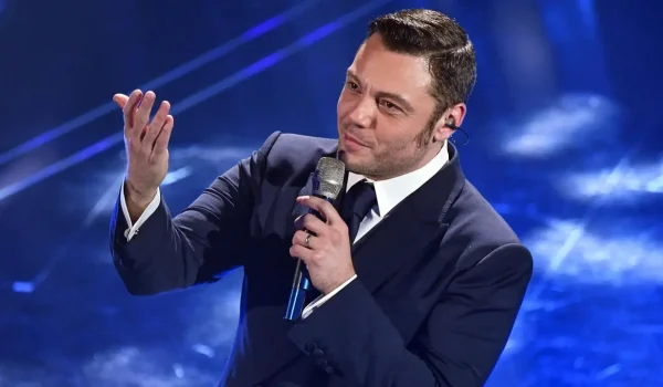 Sanremo 2026: Tiziano Ferro Infiamma la Prima Serata