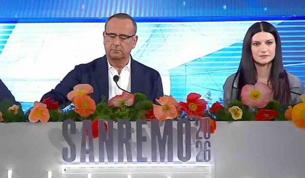 Sanremo 2026: Carlo Conti in conferenza: ‘Il mio Festival nel segno di Baudo’