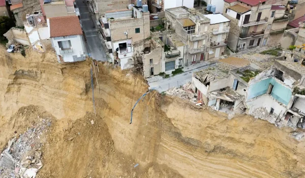 Niscemi ferita dalla frana: 1.600 sfollati e l’ombra dei fondi mai spesi