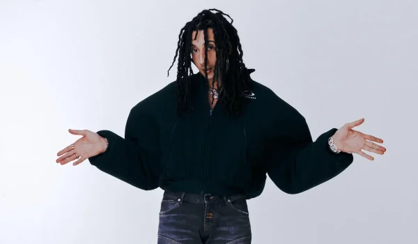 Ghali sfida il silenzio: esce a sorpresa “Basta” nel giorno delle Olimpiadi