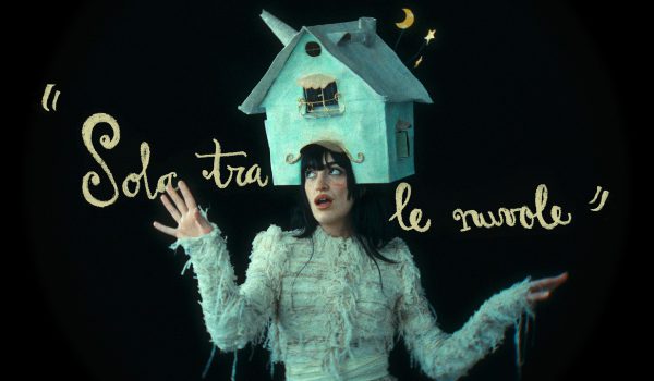 Roshelle è tornata: “Sola tra le nuvole” è il nuovo viaggio introspettivo della cantante