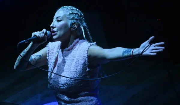 Il ritorno di Malika Ayane: tra “Animali Notturni” e l’abbraccio dei teatri italiani