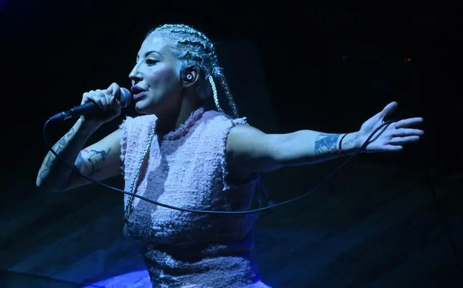 Il ritorno di Malika Ayane: tra “Animali Notturni” e l’abbraccio dei teatri italiani