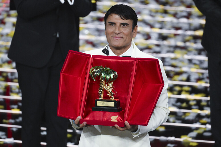 Sal Da Vinci vincitore Sanremo 2026 con il premio Leone d'Oro