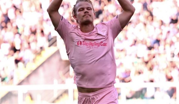 Palermo-Cesena 2-0: Pohjanpalo trascina i rosa, doppietta e corsa alla A ancora viva