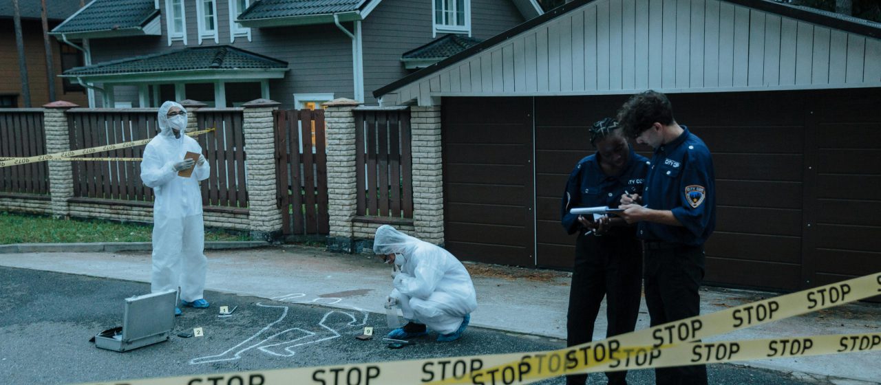 Donna 50enne ritrovata morta in casa, marito indagato