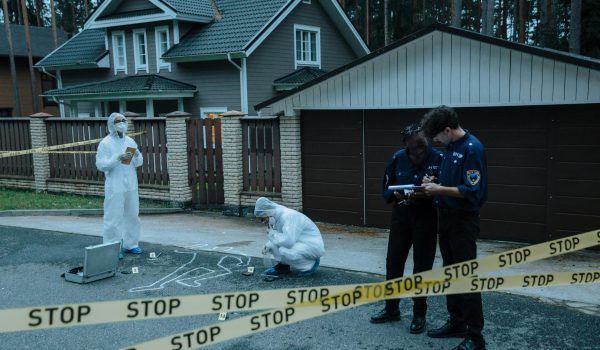 Donna 50enne ritrovata morta in casa, marito indagato